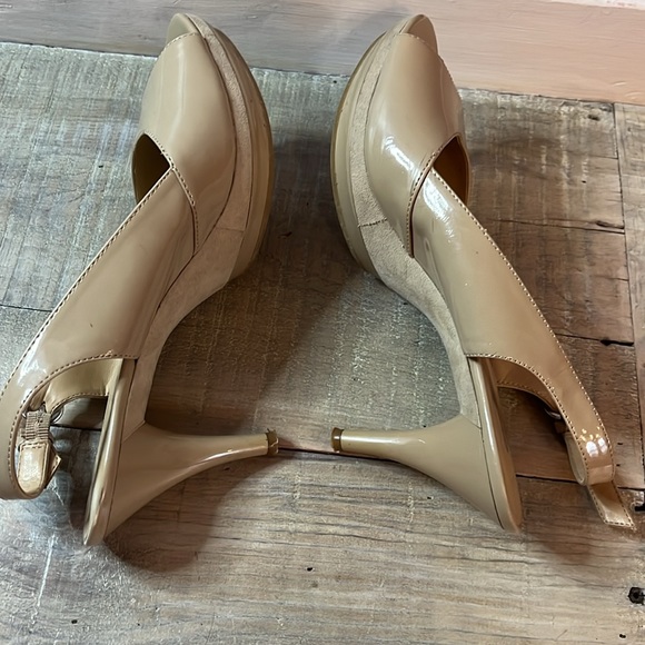 9 & Co Adorable Women’s tan sling back shiny heels Sz 8 - Picture 6 of 9